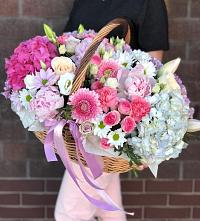 Композиция солнечный день в Королёве Цветочная композиция из Розы, Хризантемы, Пионы и Лизиантусы в корзине в Королёве
