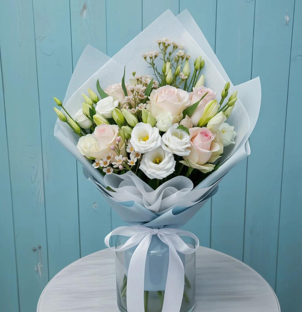 Букет цветов из: Розы и Лизиантусы в Королёве