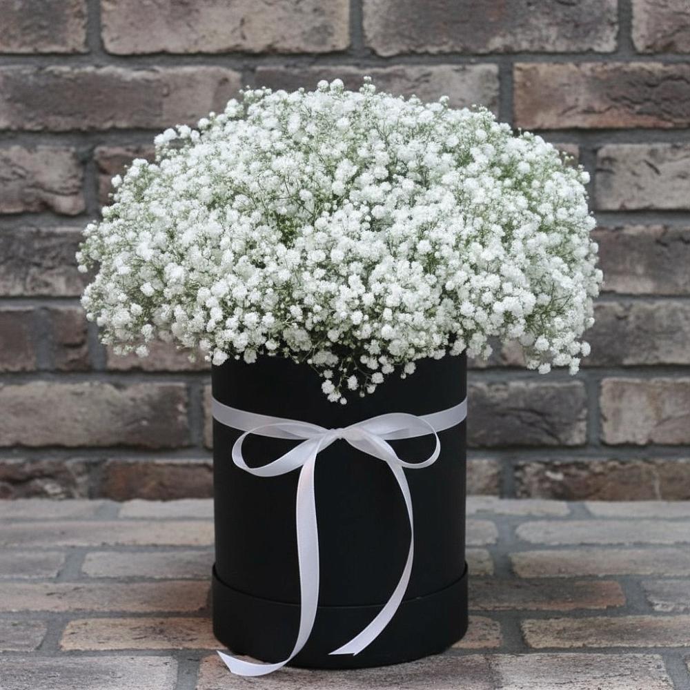 Цветочная композиция из Гипсофила в шляпной коробке в Королёве