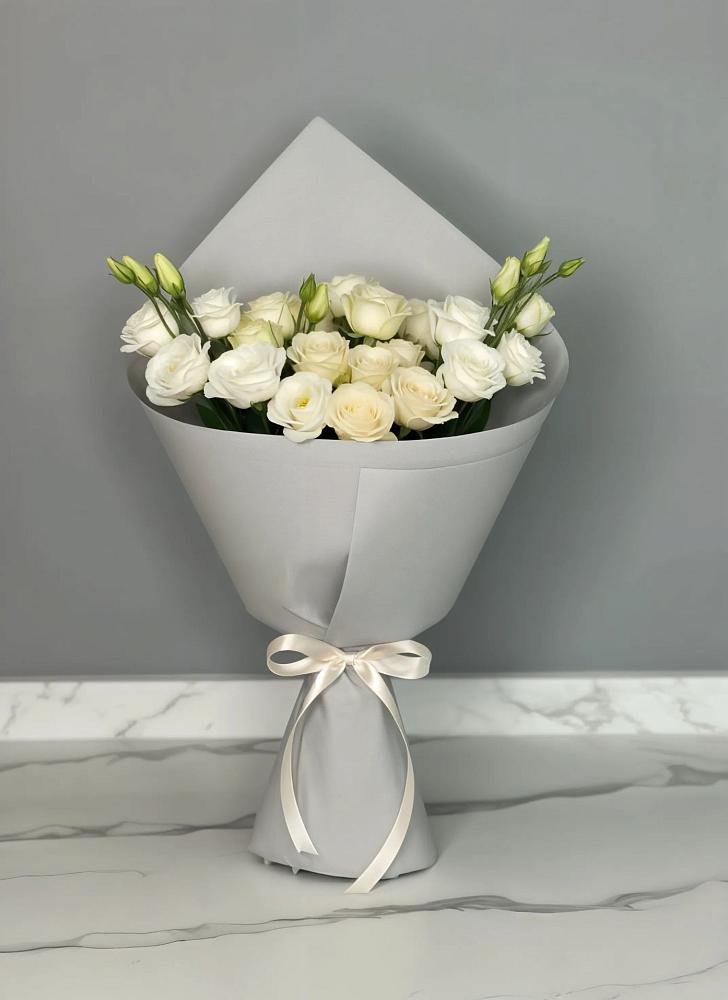 Букет цветов из: Розы и Лизиантусы в Королёве