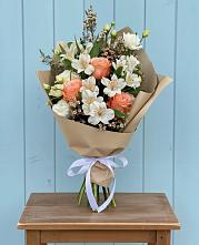 Букет цветов из:  Альстромерии, Лизиантусы, Розы и Хризантемы в Королёве