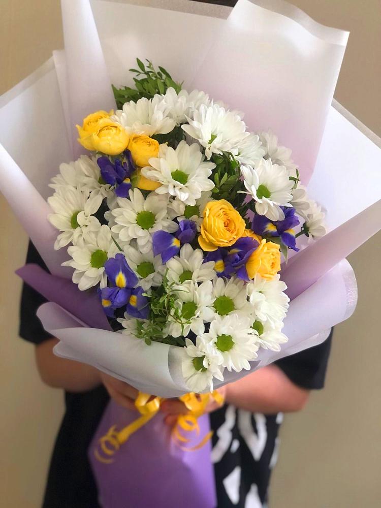 Букет цветов из: Ирисы, Хризантемы и Розы в Королёве