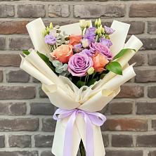 Букет цветов из:  Лизиантусы и Розы в Королёве