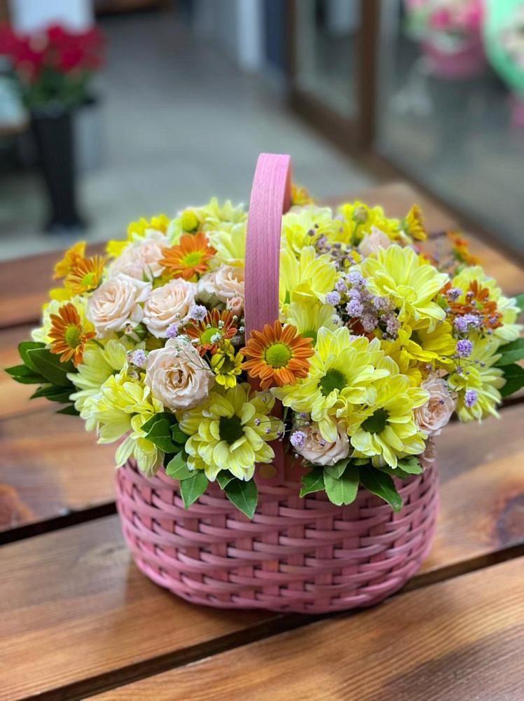 Цветочная композиция из Хризантемы и Розы в корзине в Королёве