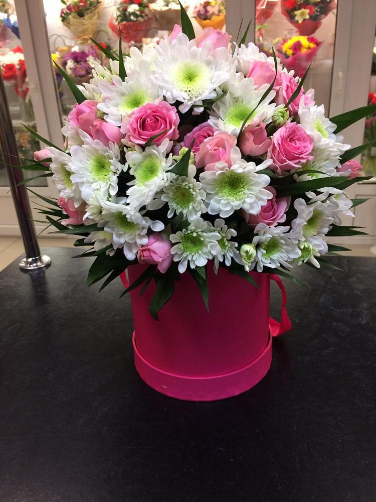 Цветочная композиция из Розы и Хризантемы в шляпной коробке в Королёве