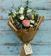 Букет цветов из:  Розы и Лизиантусы в Королёве