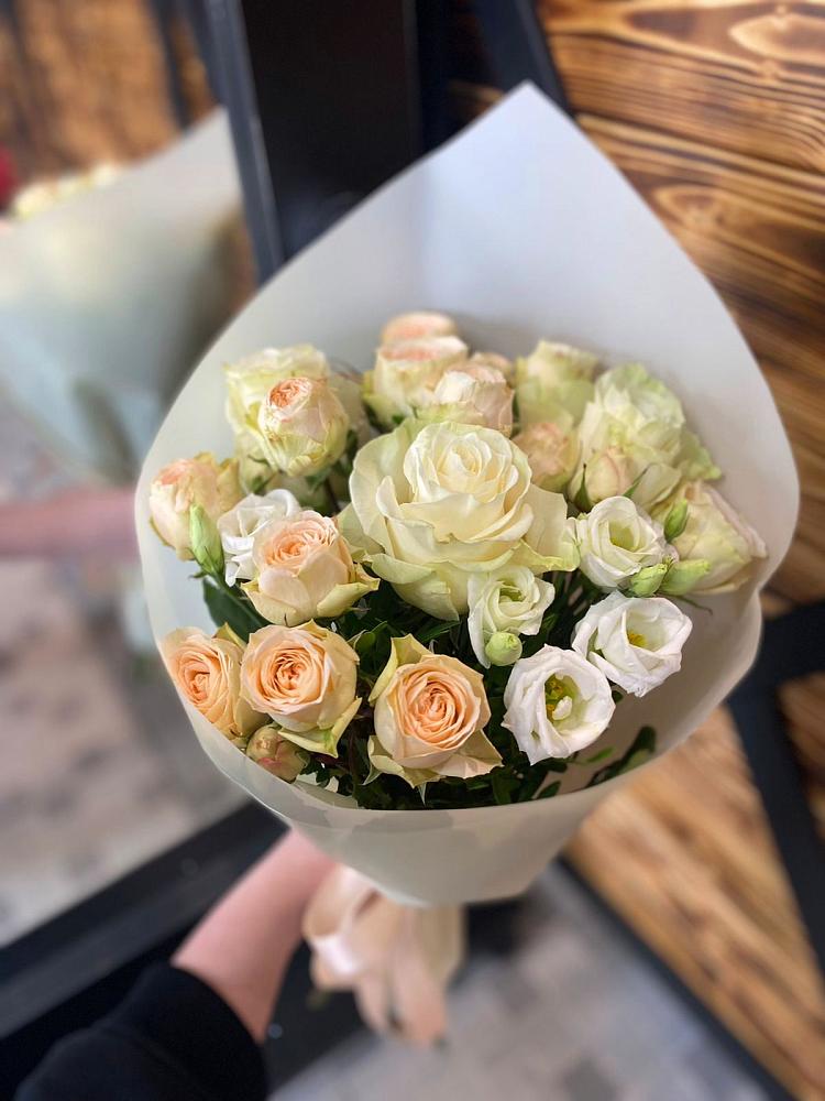 Букет цветов из: Розы и Лизиантусы в Королёве