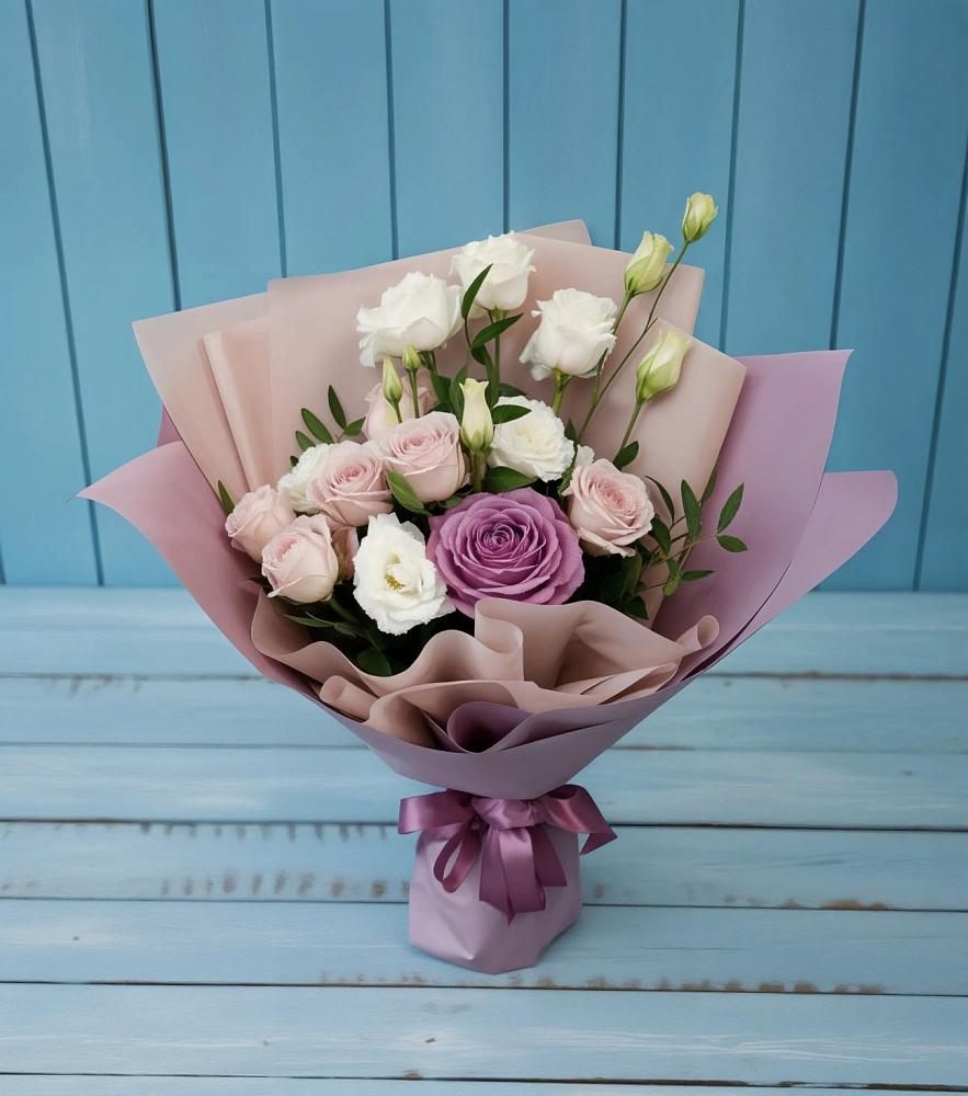 Букет цветов из: Розы и Лизиантусы в Королёве